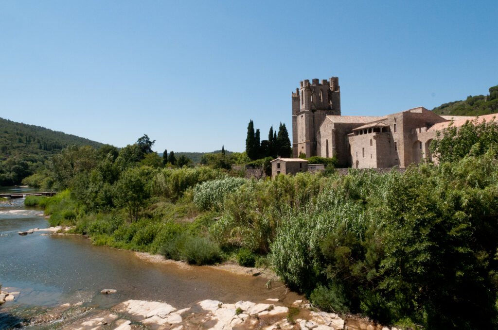 Top 10 des activités incontournables à faire dans les Corbières et l’Aude | village lagrasse 1 village lagrasse 1